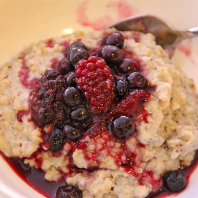 Healthy_Oatmeal_and_Berries_girl_about_columbus