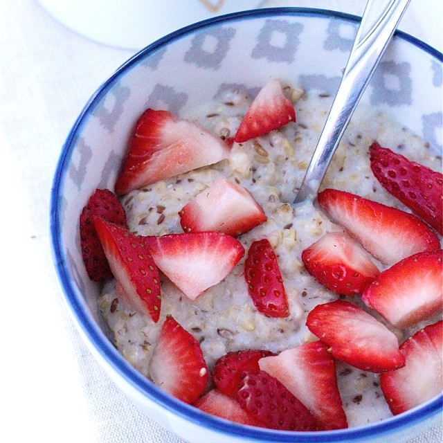 Healthy Oatmeal + Strawberries | girl about columbus