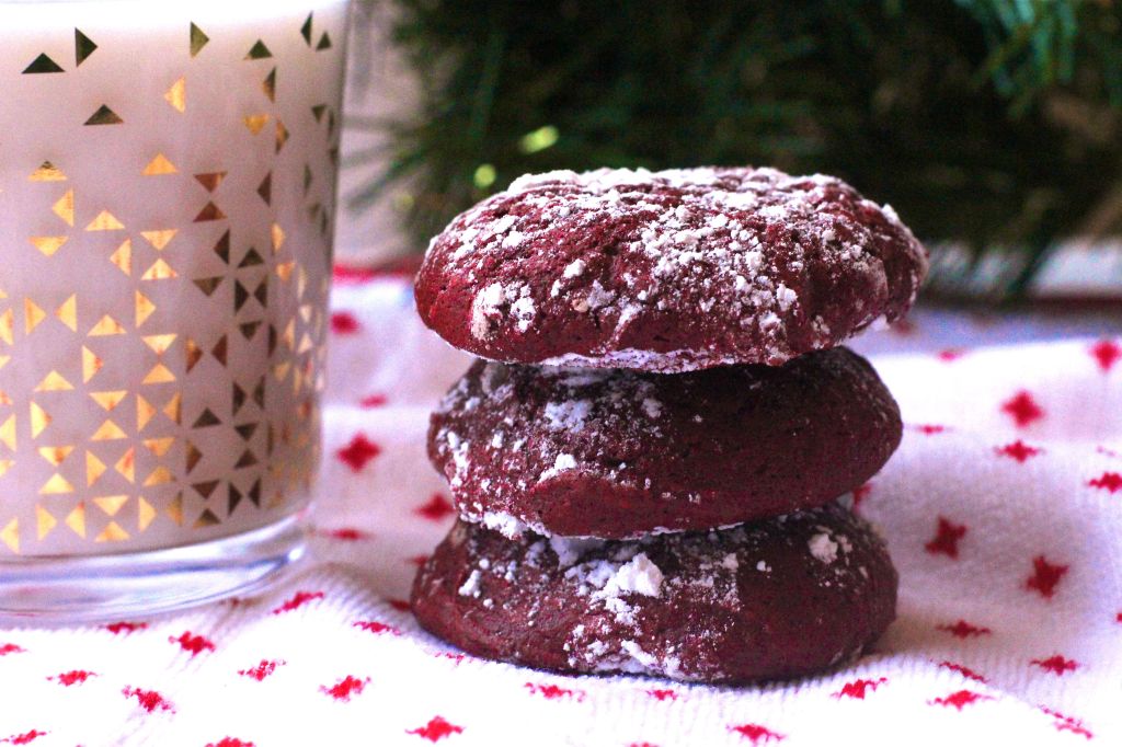 red-velvet-cookies-with-powdered-sugar