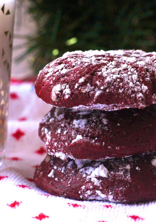 red-velvet-cookies-with-powdered-sugar