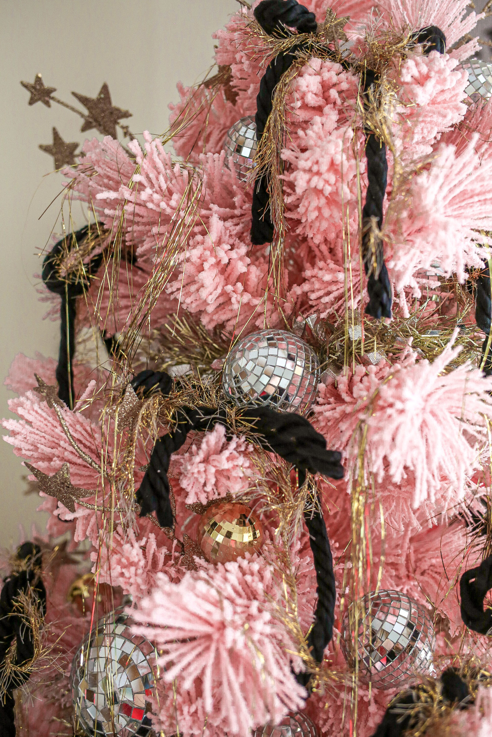 How to Decorate a Tree for New Year’s Eve