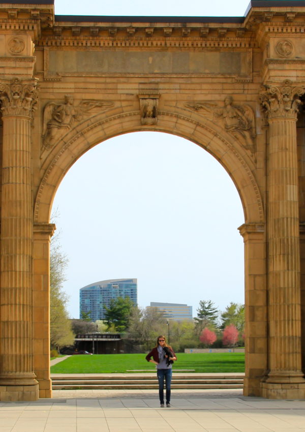girl_about_columbus_arch