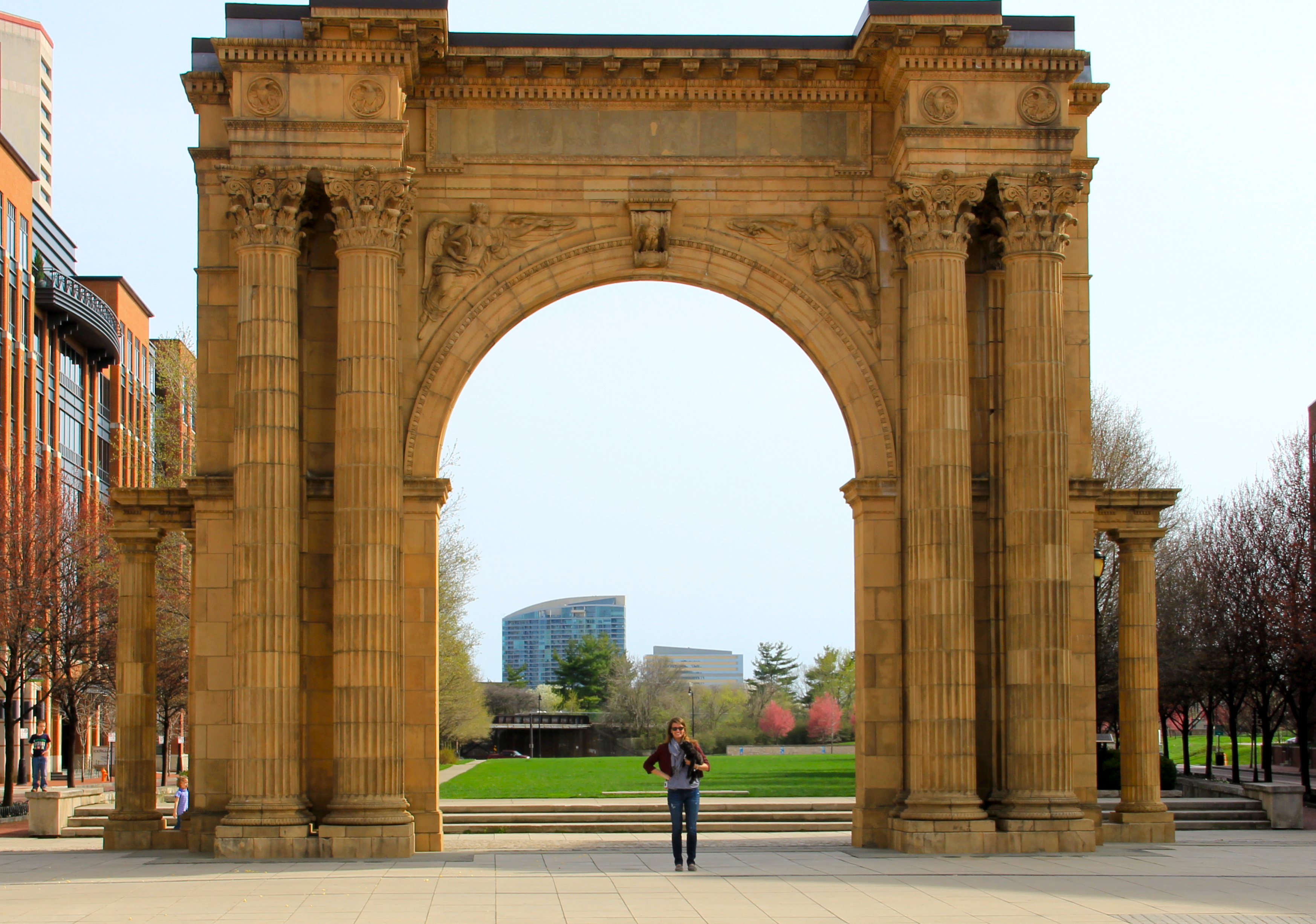 girl_about_columbus_arch