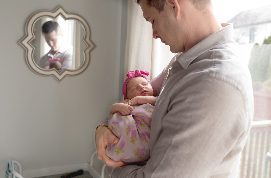 columbus ohio newborn lifestyle baby with dad in mirror facebook