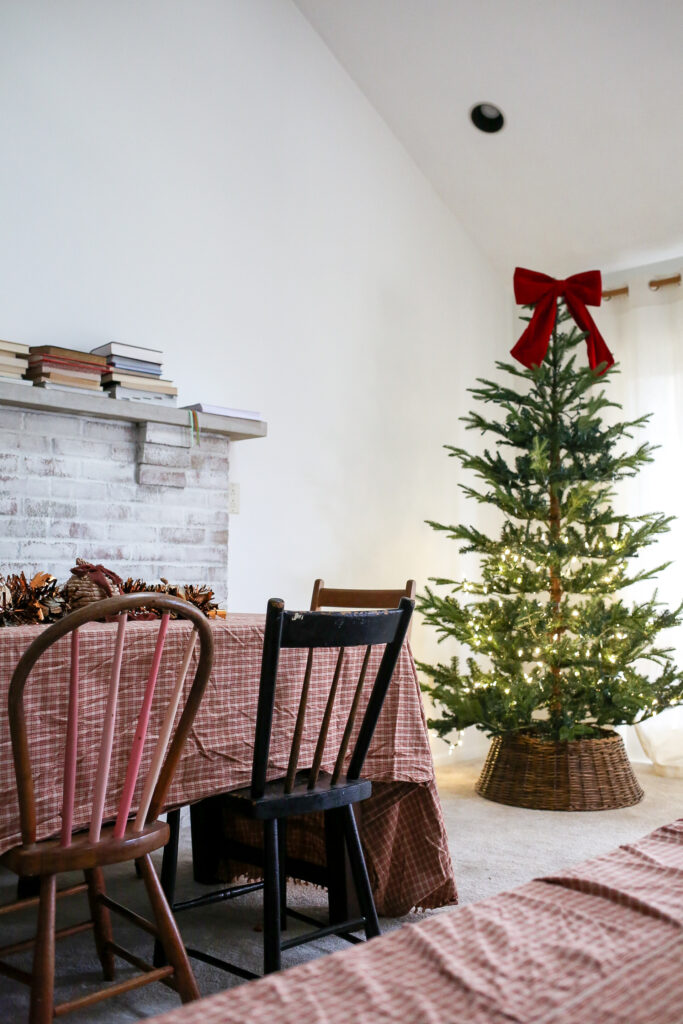 kids table at thanksgiving and christmas with heather taylor home tablecloths